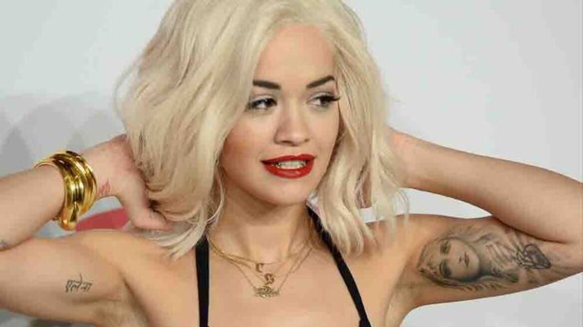 Rita Ora: Το βαθύ ντεκολτέ αποκάλυψε το στήθος της 