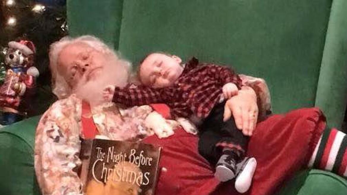 Αυτή η φωτογραφία έγινε viral: Ο Άγιος Βασίλης κοιμάται αγκαλιά με ένα μωρό