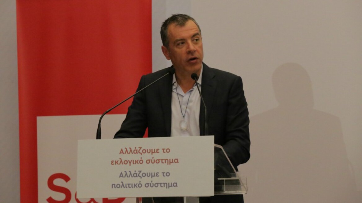 Θεοδωράκης: Το όριο εισόδου των κομμάτων στη Βουλή πρέπει να είναι 5%