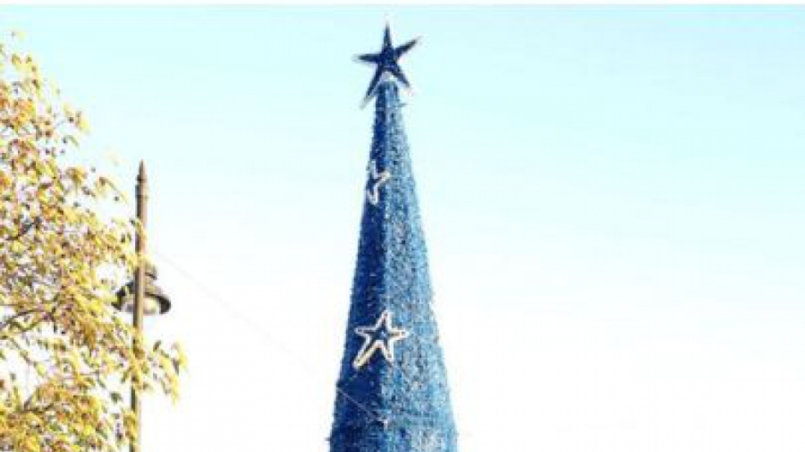 Aυτό είναι το χειρότερο χριστουγεννιάτικο δέντρο της Αγγλίας - Κόστισε 30.000 ευρώ