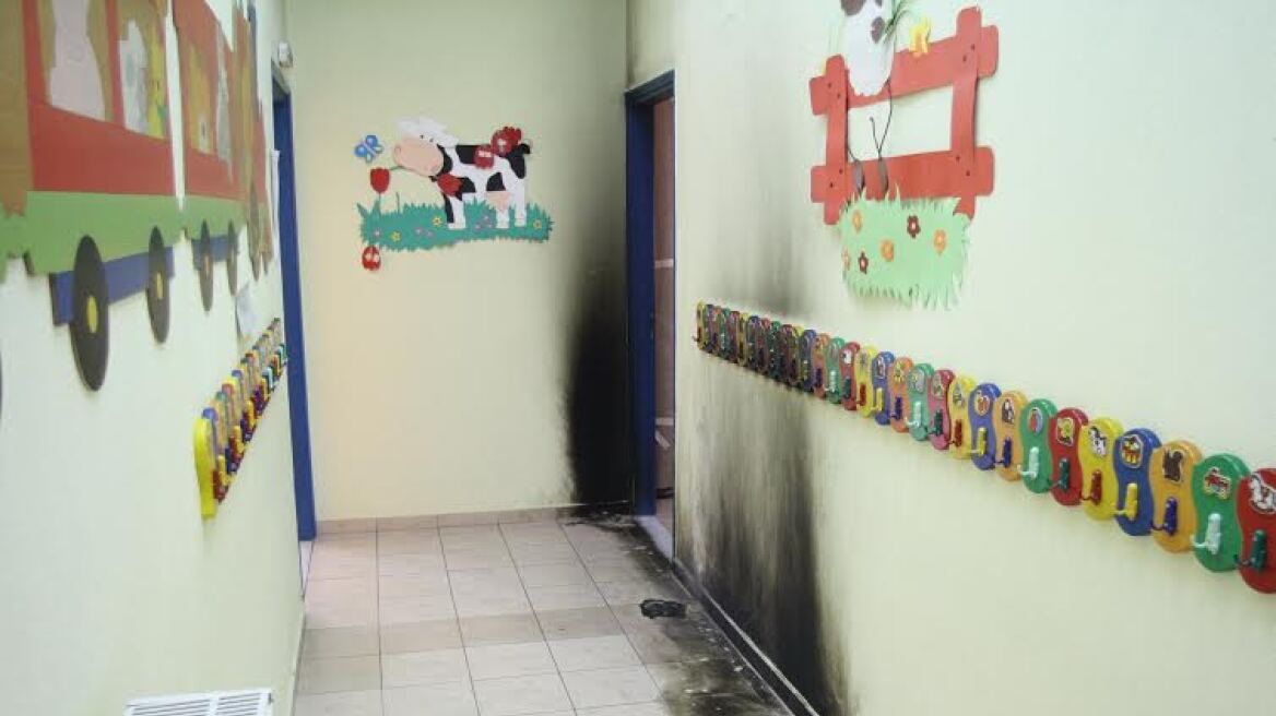 Φωτογραφίες: Πέταξαν μολότοφ σε παιδικό σταθμό στη Λάρισα