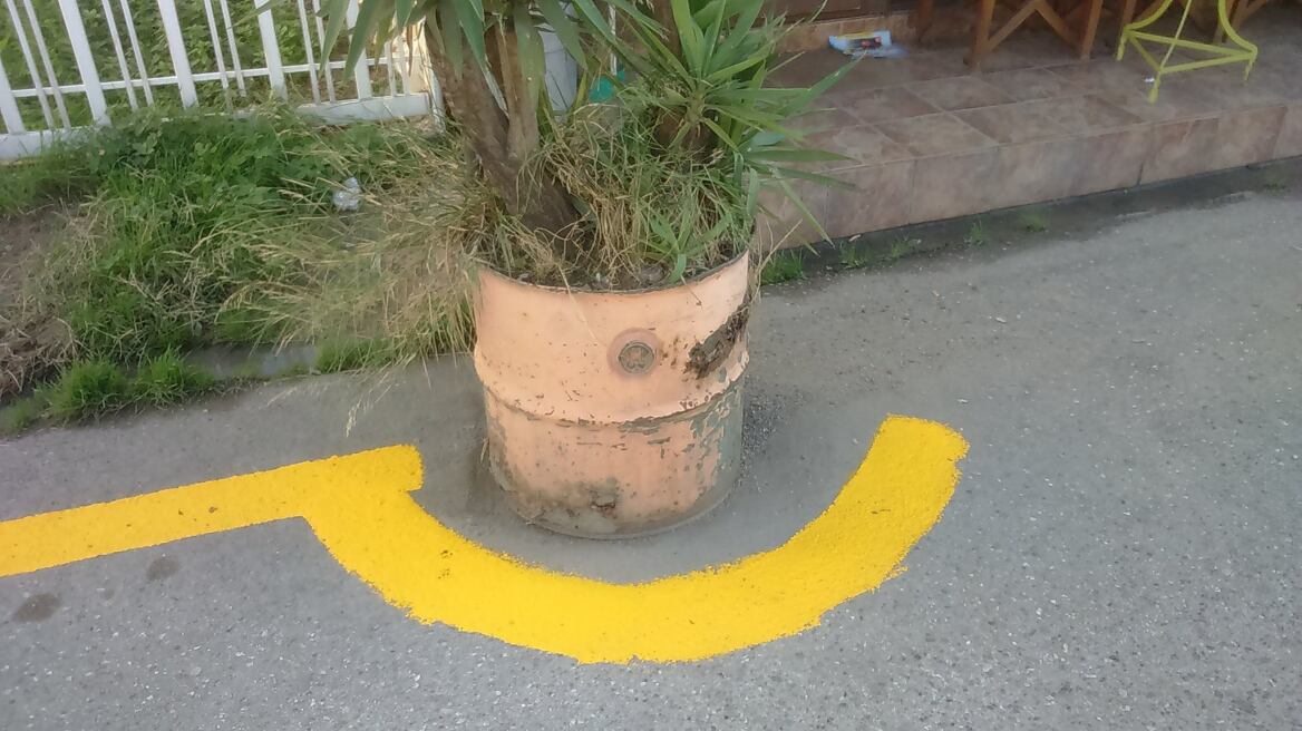 Δείτε πώς έβαλαν κίτρινη διαγράμμιση σε δρόμους του Διακοπτού