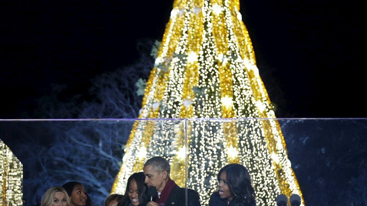 Οι Ομπάμα άναψαν το δέντρο και τα... είπαν με τον Άγιο Βασίλη