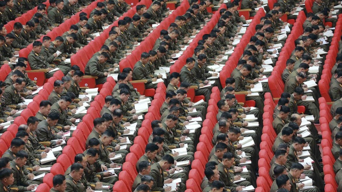 Bόρεια Κορέα: Τους πήρε ο ύπνος κατά την διάρκεια της ομιλίας του Κιμ Γιονγκ Ουν
