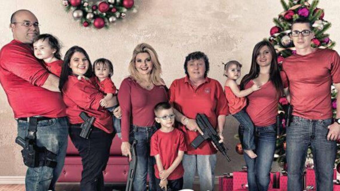 Απίστευτη εικόνα: Η ευχετήρια κάρτα μιας οικογένειας με το... οπλοστάσιό της