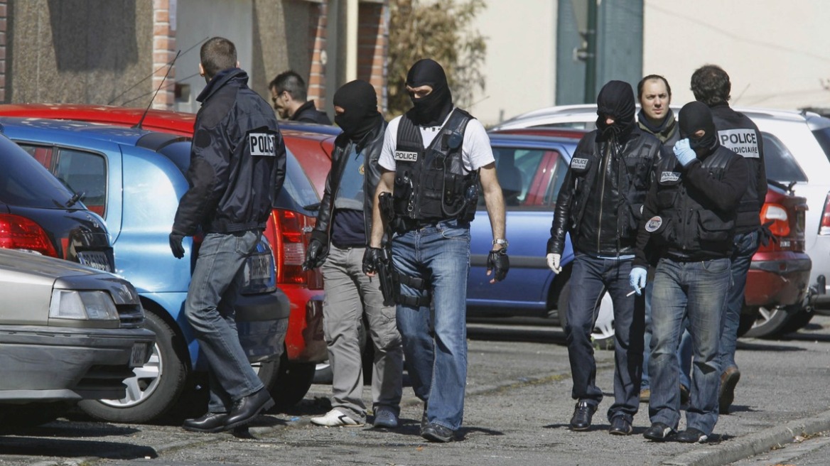 Γαλλία: Βρέθηκαν όπλο, σφαίρες για καλάσνικοφ και προπαγανδιστικά βίντεο σε τζαμί