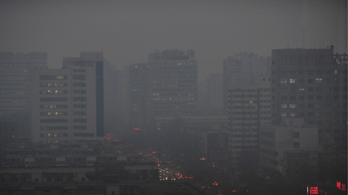 «Κόκκινος συναγερμός» λόγω μόλυνσης στο Πεκίνο για πρώτη φορά στην ιστορία