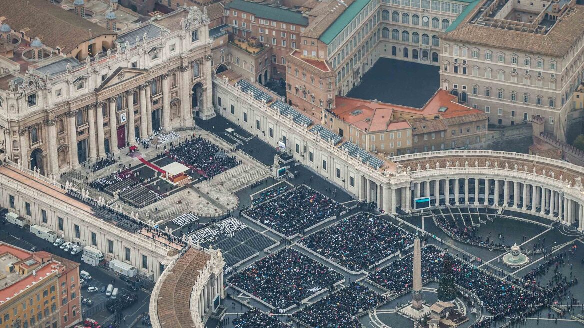Φωτογραφίες: 50.000 πιστοί στο Βατικανό για την έναρξη του Ιωβηλαίου 