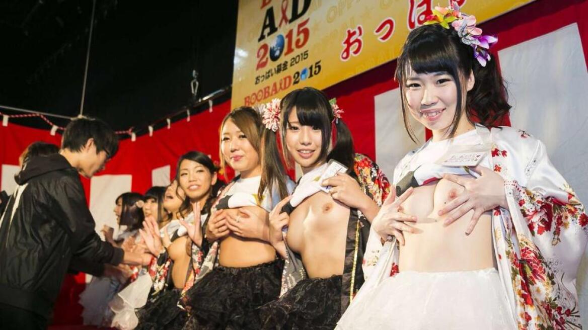 Γιαπωνέζες πορνοστάρ πρόταξαν τα στήθη τους στην μάχη κατά του AIDS