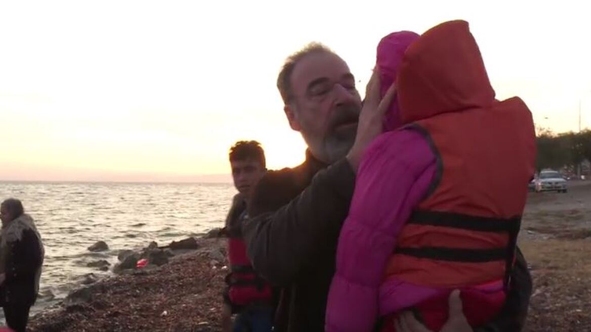 Βίντεο: O Saul από το Homeland σώζει πρόσφυγες στη Μυτιλήνη