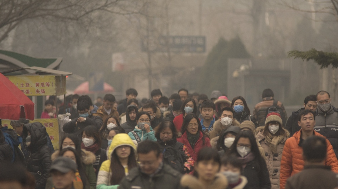 Η αιθαλομίχλη πνίγει το Πεκίνο και η κρατική τηλεόραση συμβουλεύει τους πολίτες να πίνουν τσάι!