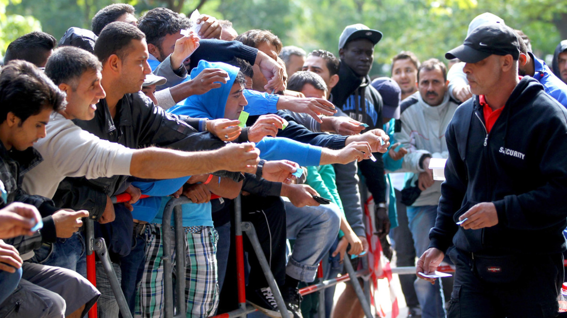 Βερολίνο: Χάνεται ο έλεγχος με τους πρόσφυγες - Παραιτήσεις και αγωγές