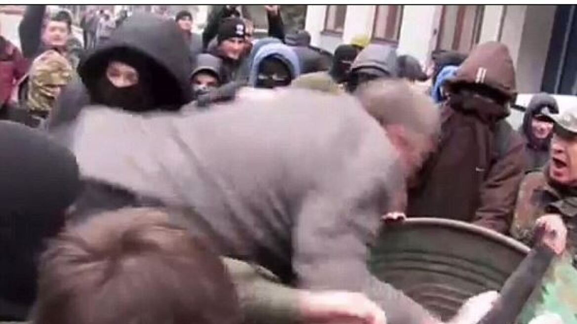 Απίστευτο βίντεο: Ουκρανοί ρίχνουν τοπικό πολιτικό άρχοντα σε... κάδο απορριμμάτων