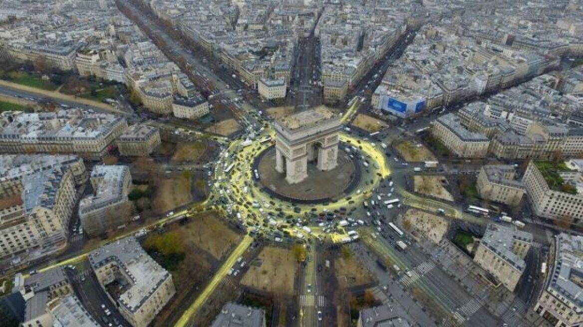 Ακτιβιστές της Greenpeace έβαψαν κίτρινο το δρόμο γύρω από την πλατεία Charles de Gaulle!