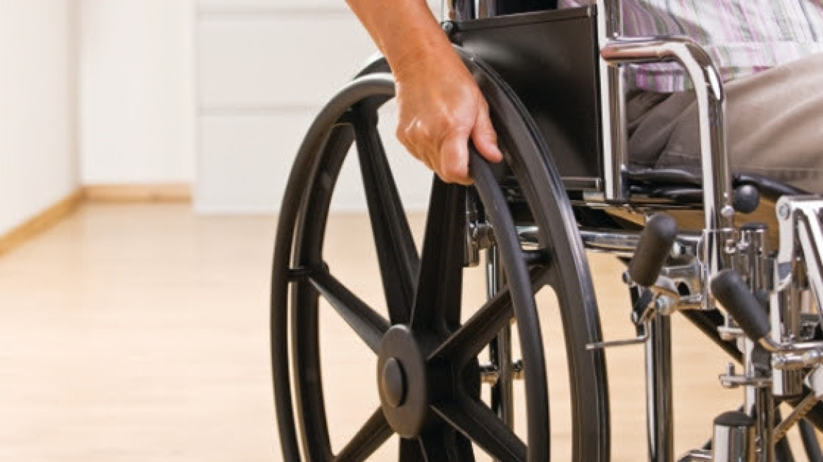 Απίστευτο: Έκανε τον ανάπηρο για να ληστέψει τράπεζα