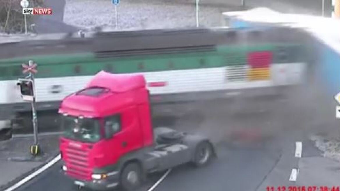 Βίντεο σοκ: Απίστευτη τύχη για οδηγό φορτηγού που παρασύρεται από τρένο