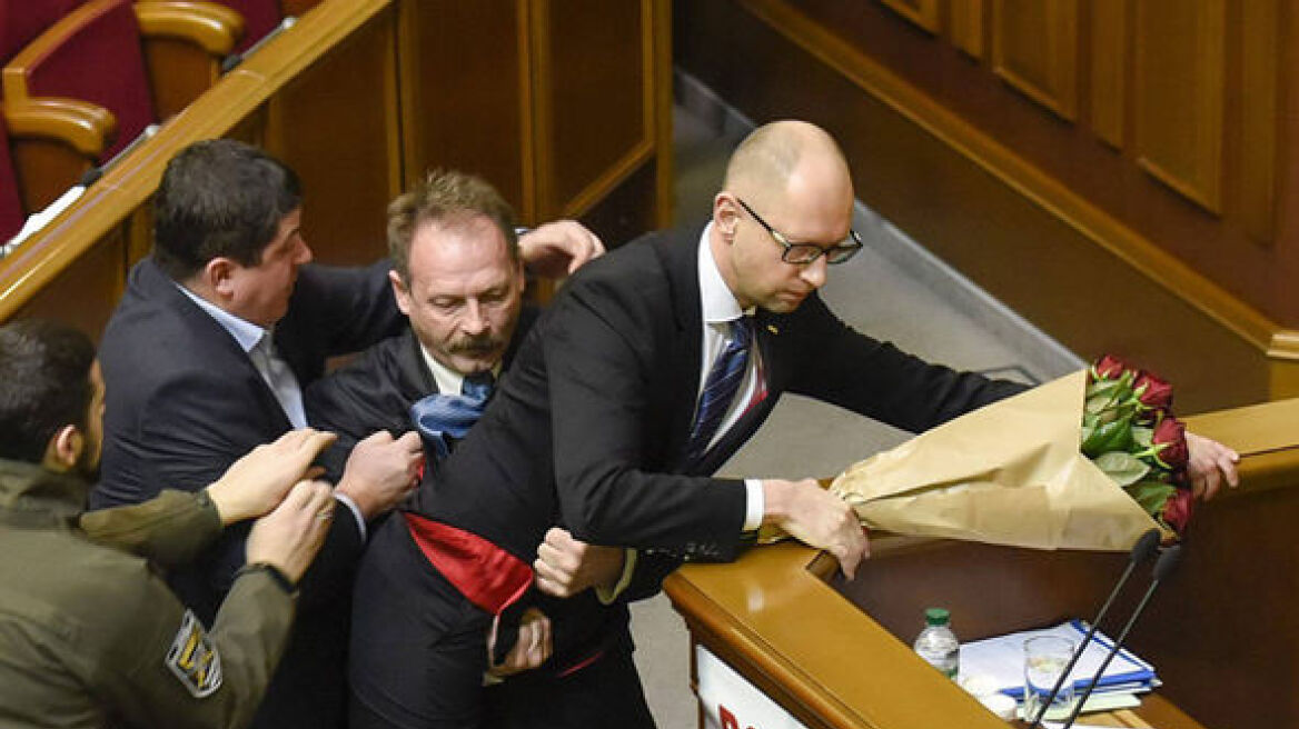 Ουκρανία: Βουλευτής κατεβάζει... σηκωτό από το βήμα της Βουλής τον πρωθυπουργό! 
