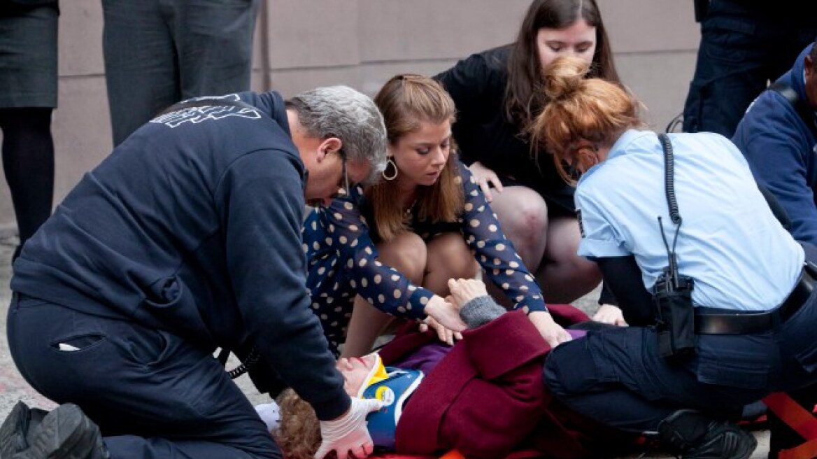 ΗΠΑ: Γυναίκα πήδηξε στο κενό για να αυτοκτονήσει και προσγειώθηκε σε περαστική