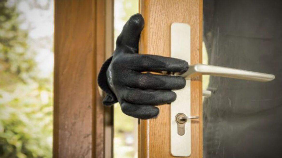 Τρίπολη: Βρήκε τα κλειδιά στην πόρτα και μπήκε να κλέψει!