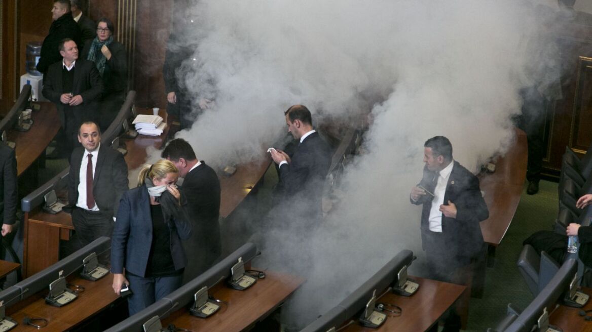 Μια συνηθισμένη μέρα στο Κόσοβο: Έπεσαν πάλι δακρυγόνα στο κοινοβούλιο