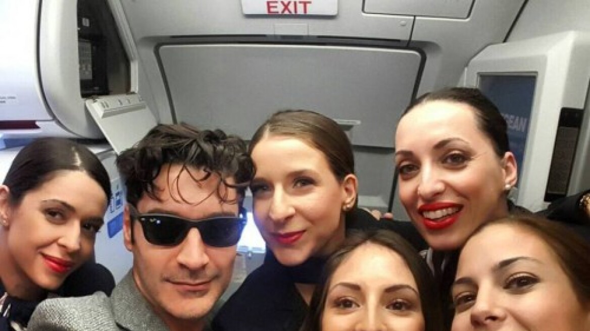 Χριστόφορος Παπακαλιάτης: Η selfie με αεροσυνοδούς που έγινε viral 