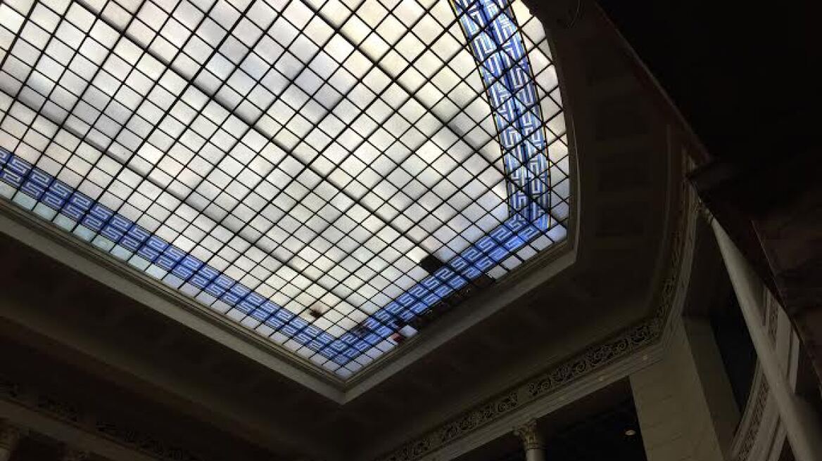Βουλή: Φοβούνται μην πέσει η γυάλινη οροφή στο κεφάλι τους οι βουλευτές