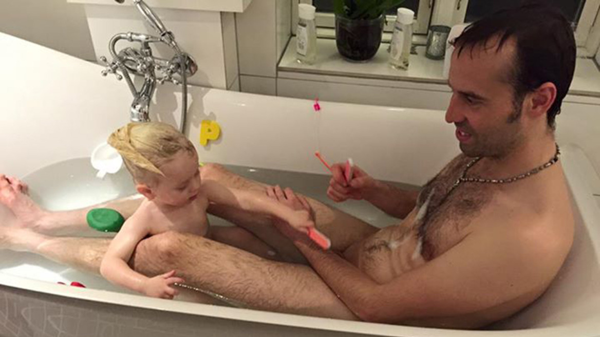 Σάλος στο Facebook με την φωτογραφία Δανού κωμικού που κάνει μπάνιο μαζί με την δίχρονη κόρη του