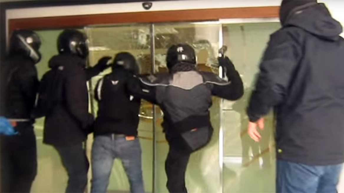 Βίντεο: Η επίθεση με βαριοπούλες του Ρουβίκωνα στον «Τειρεσία»