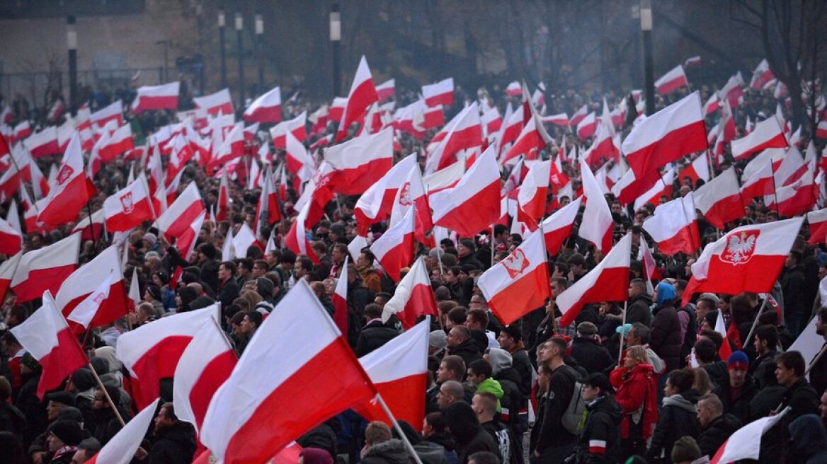 Πολωνία: Χιλιάδες άνθρωποι στους δρόμους για να "υπερασπιστούν τη Δημοκρατία"