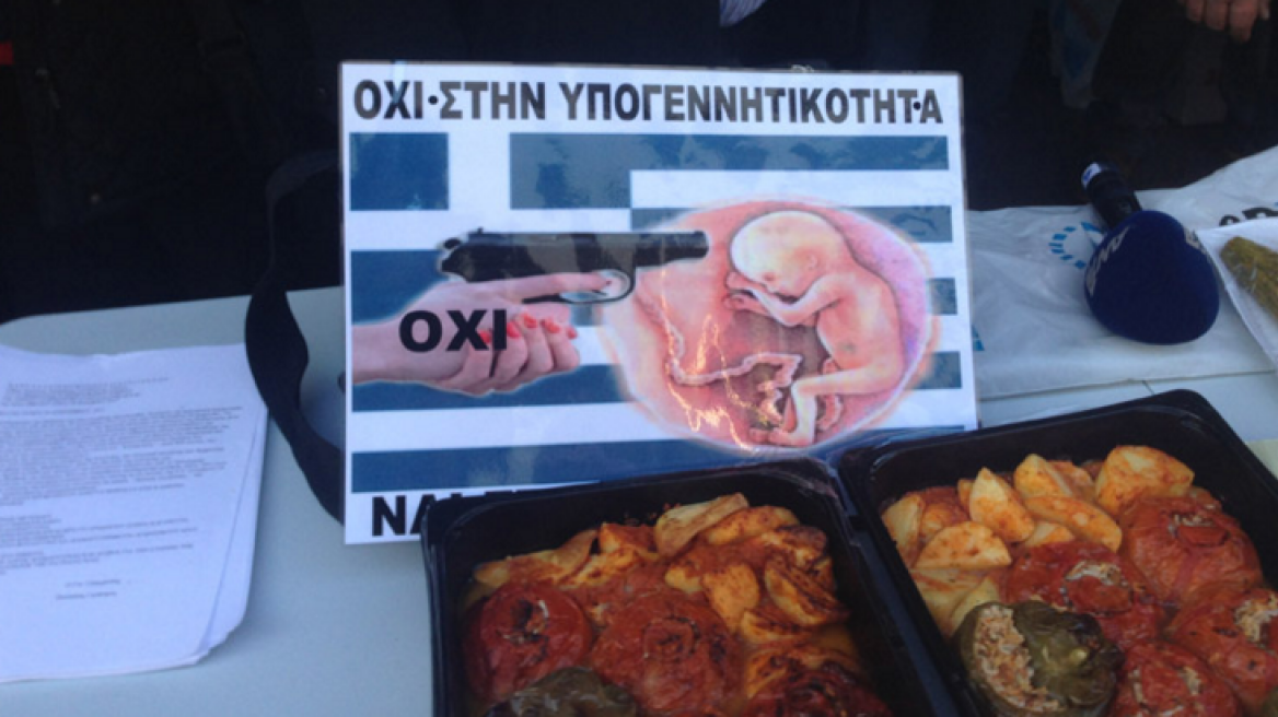 Large families gather outside Labor Ministry with dishes of mouth-watering gemista (pics + vid)