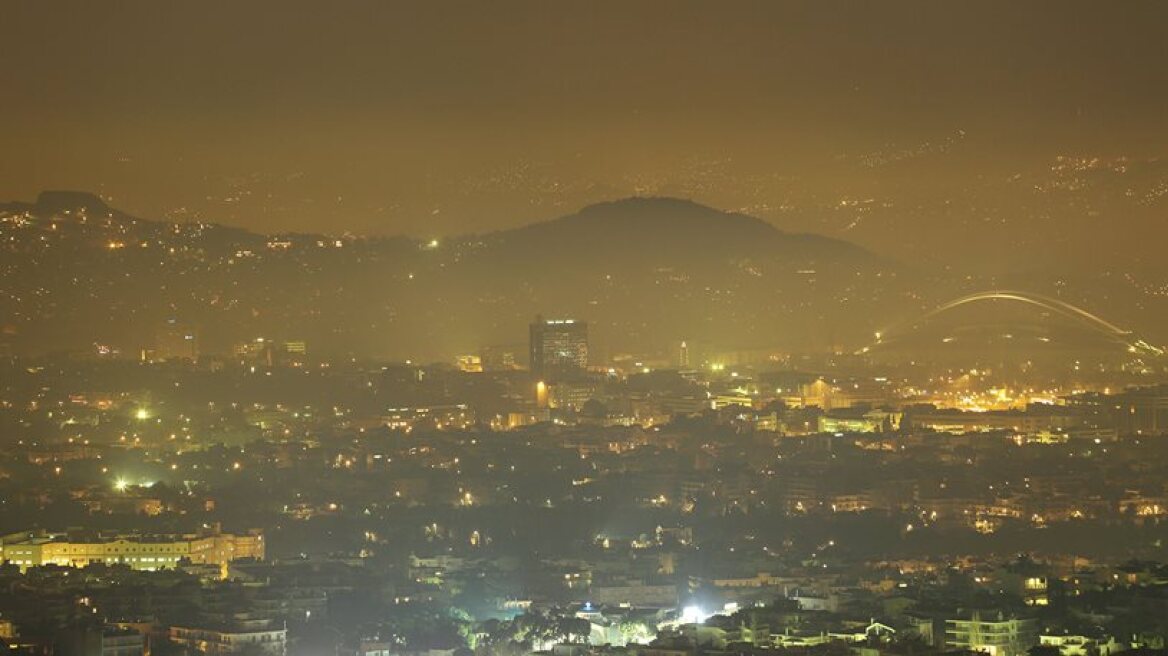 Athens covered in a veil of smog from use of fireplaces (pics)