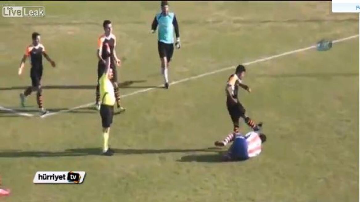 Απίστευτο βίντεο: Ποδοσφαιριστής χτυπά με δολοφονική μανία στο κεφάλι αντίπαλό του