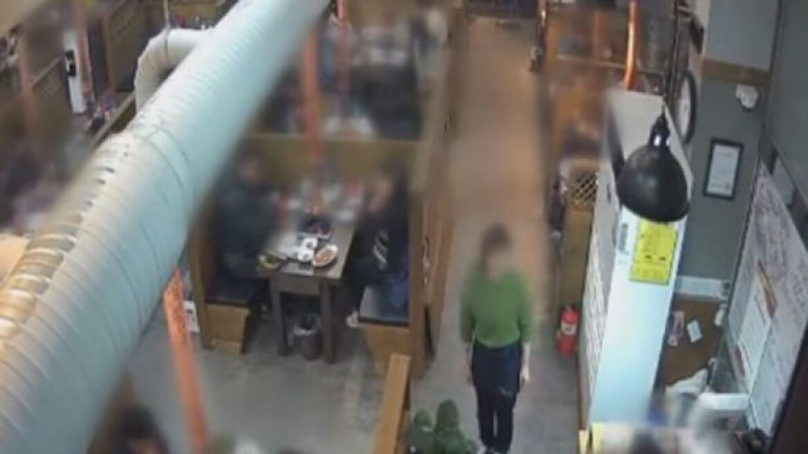 Τρόμος σε εστιατόριο: Τους έπεσε το ταβάνι στο κεφάλι