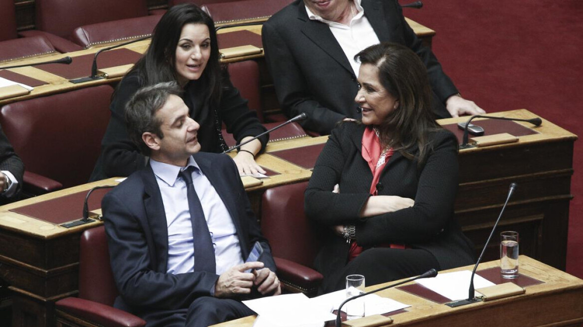 Δίπλα - δίπλα Κυριάκος και Ντόρα στην χθεσινή ψηφοφορία στη Βουλή