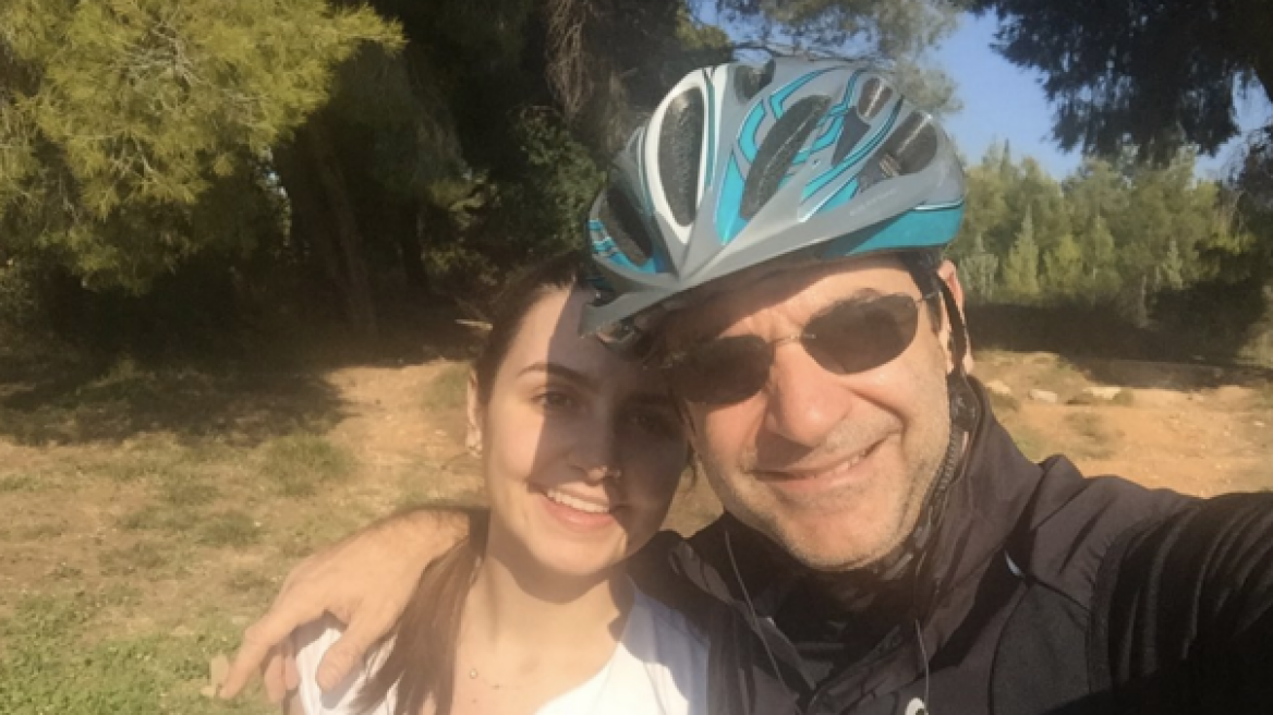 Ο Κυριακός Μητσοτάκης κάνει ποδήλατο με την κόρη του ανήμερα των Χριστουγέννων 