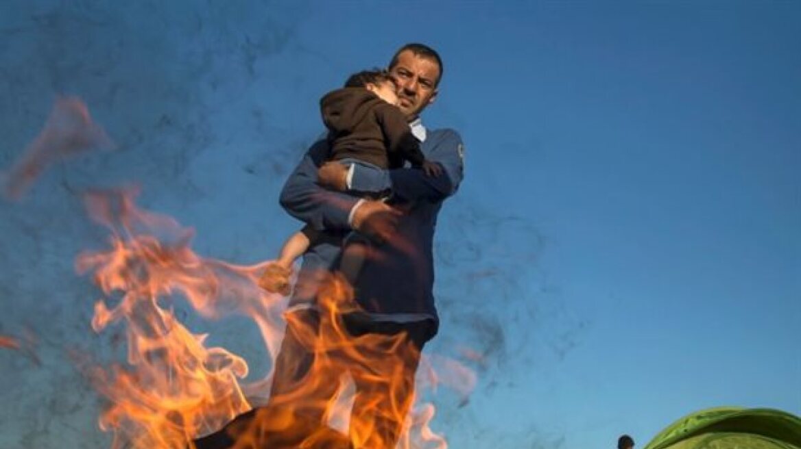 Πυρκαγιά στις Οινούσσες από φωτιά που άναψαν πρόσφυγες για να ζεσταθούν