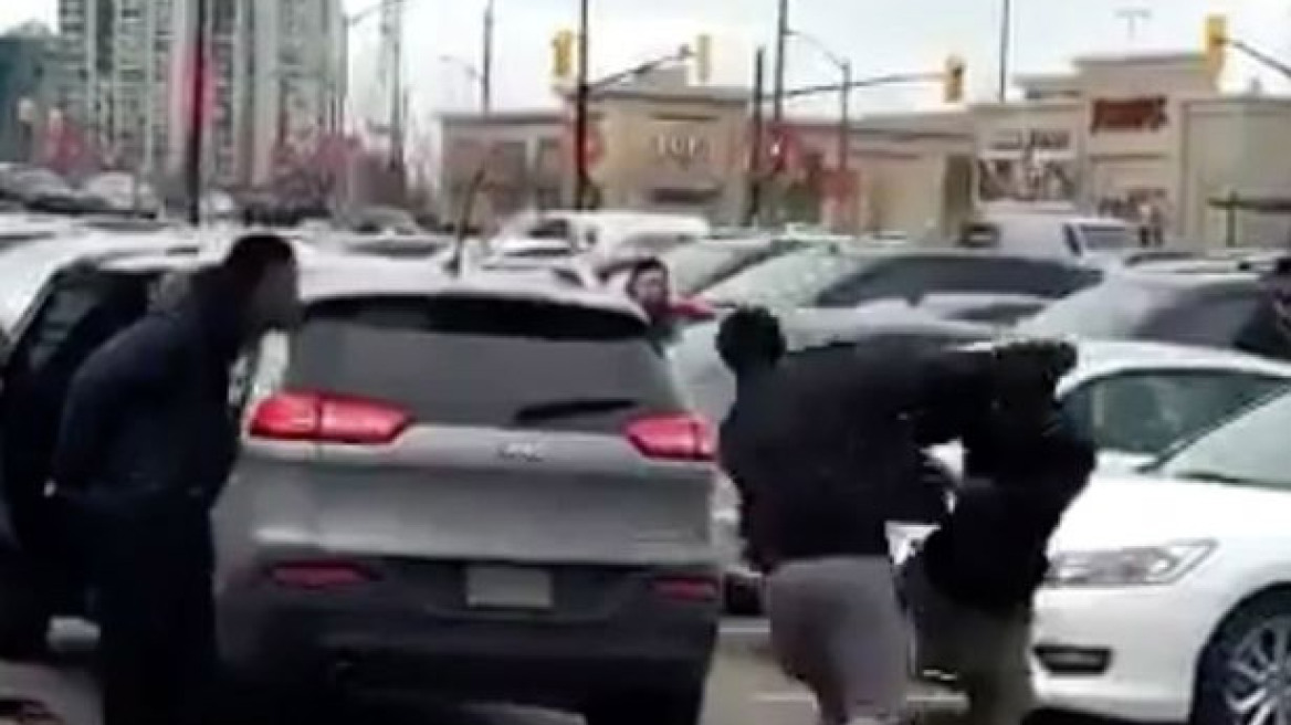 Boxing Day στον Καναδά... Πλακώθηκαν στις μπουνιές για μία θέση πάρκινγκ