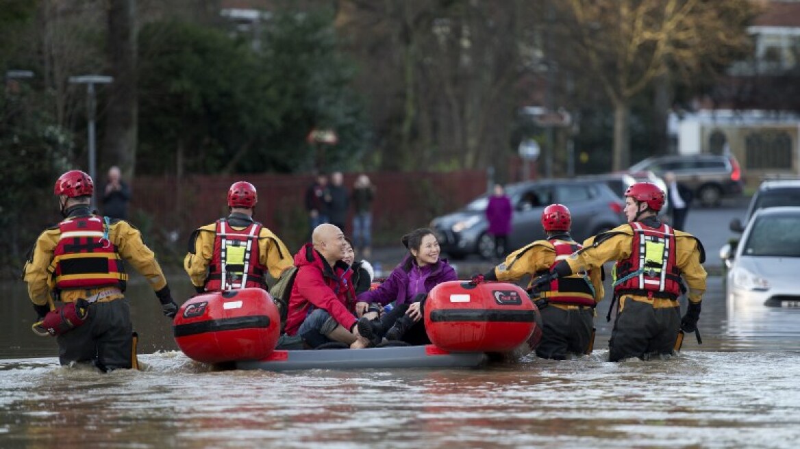 Πλημμύρες στην Βρετανία: Διασώστες έβγαλαν ηλικιωμένο από την οροφή του τζιπ του