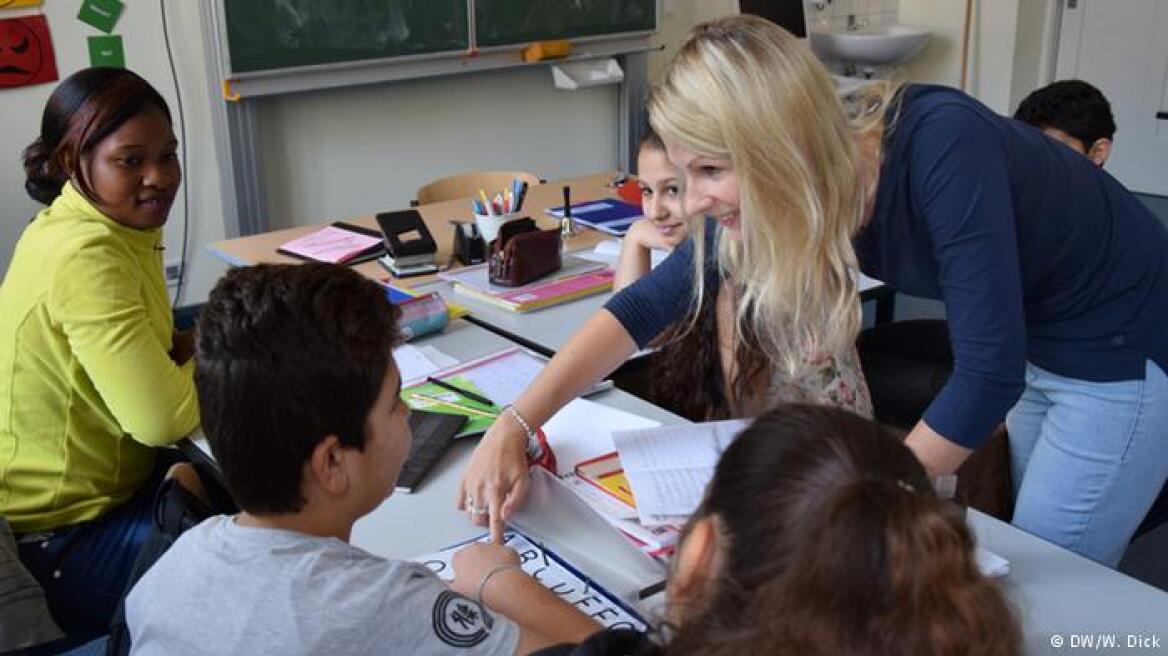 Γερμανία: Προσλαμβάνονται 8.500 δάσκαλοι για να μάθουν γερμανικά στα παιδιά των προσφύγων