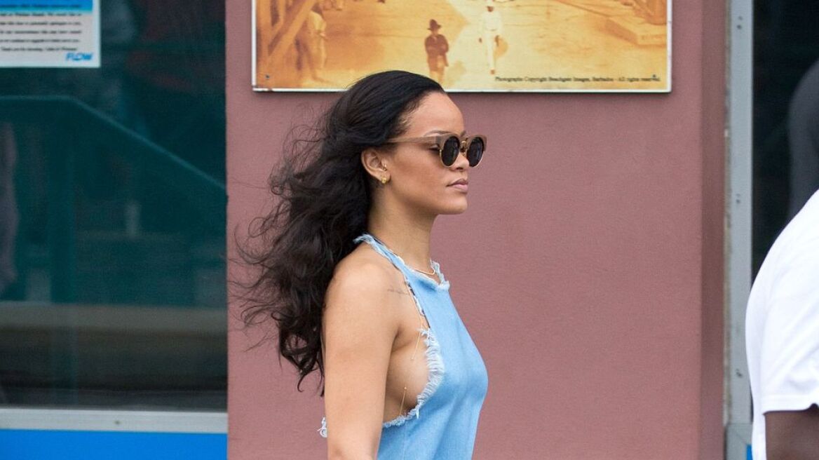Σε κοινή θέα το στήθος της Rihanna