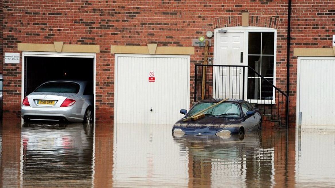 Πλημμύρες στη Βρετανία: Το Λιντς «πνίγεται» και ζητάει λεφτά από τον Κάμερον