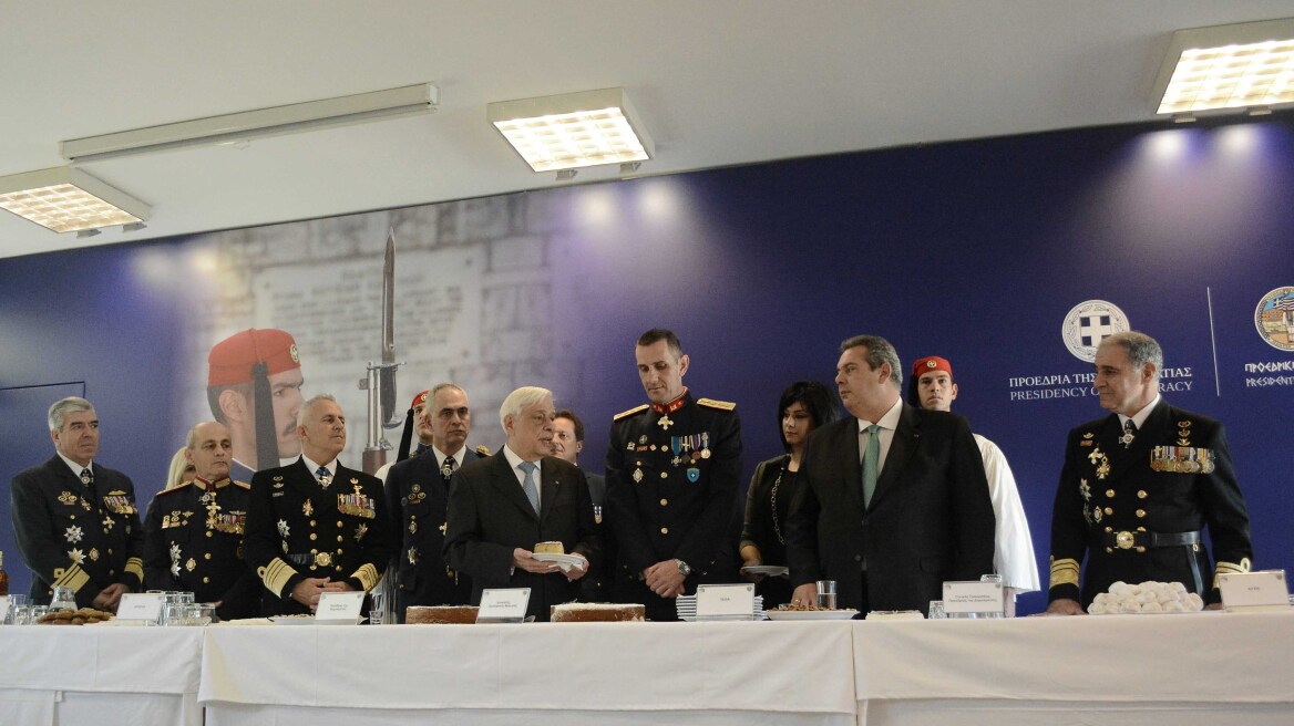 Ο Προκόπης Παυλόπουλος στην Προεδρική Φρουρά για την πρωτοχρονιάτικη πίτα