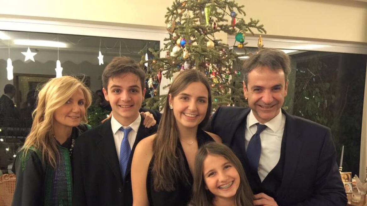 Με μια φωτογραφία της οικογένειάς του εύχεται ο Κυριάκος Μητσοτάκης για το 2016