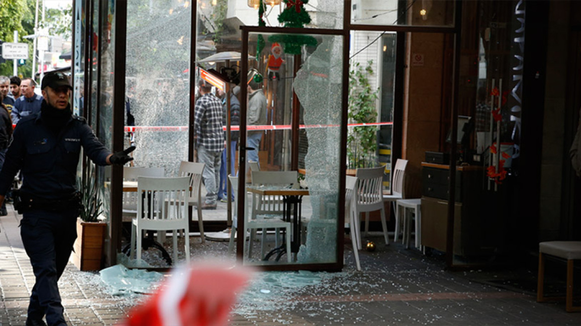 Βίντεο-σοκ: Η στιγμή που άγνωστος γαζώνει θαμώνες σε καφέ του Τελ Αβίβ
