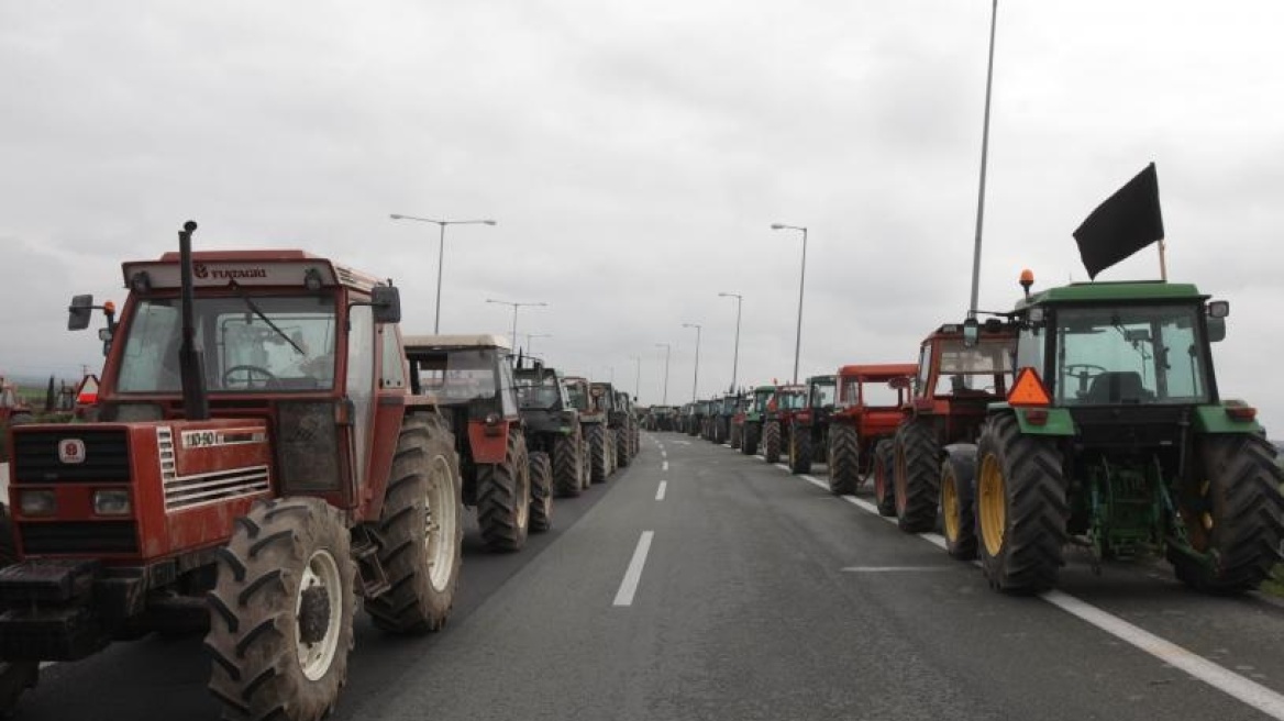 Τρίκαλα: Οι αγρότες με τα τρακτέρ βγαίνουν στις πλατείες