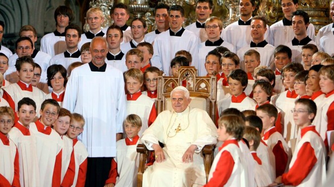 Νέο σκάνδαλο: 200 κακοποιημένα αγόρια στη χορωδία του αδελφού του πρώην πάπα