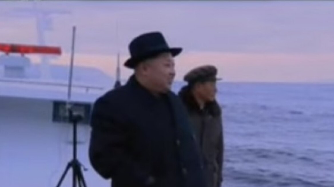 Δείτε τον Κιμ Γιονγκ Ουν να παρακολουθεί πυραυλική δοκιμή από υποβρύχιο 