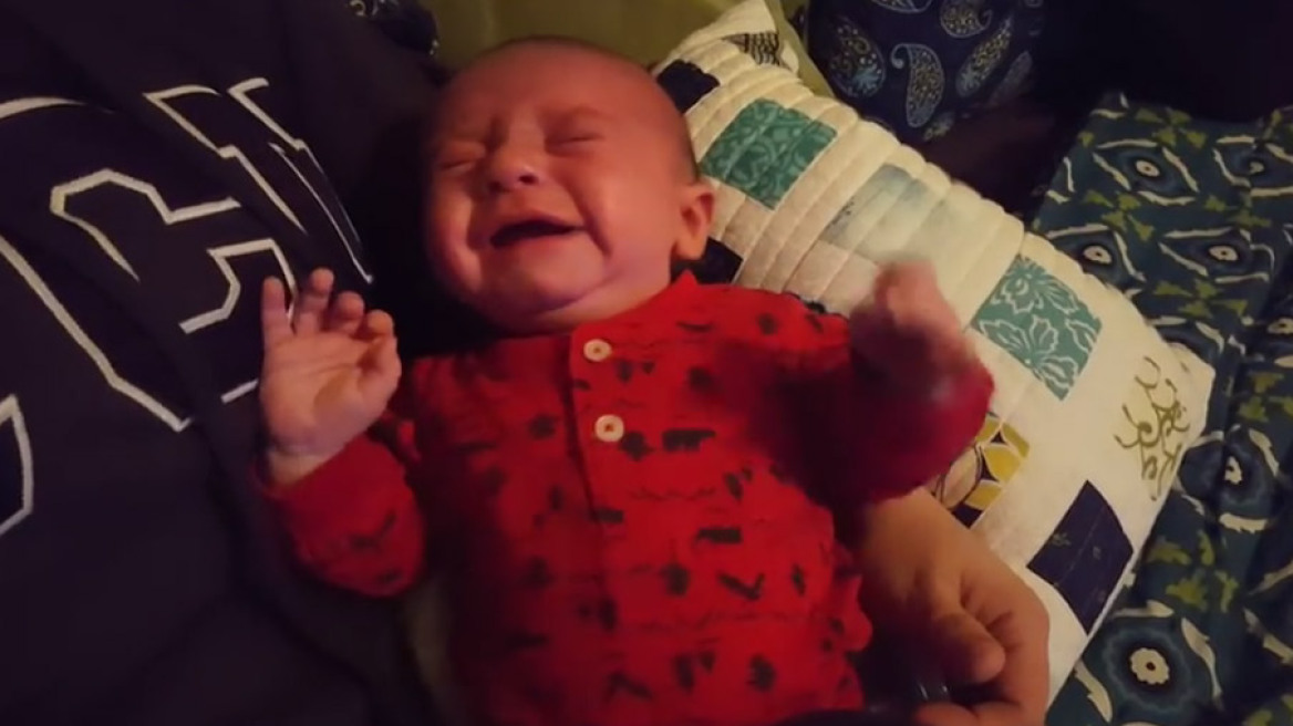 Απίστευτο βίντεο: Μωρό σταματάει να κλαίει μόνο όταν ακούει τον ύμνο του «Star Wars»