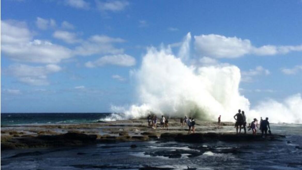 Απίστευτες εικόνες: Τεράστια κύματα χτυπούν και τραυματίζουν λουόμενους στην Αυστραλία