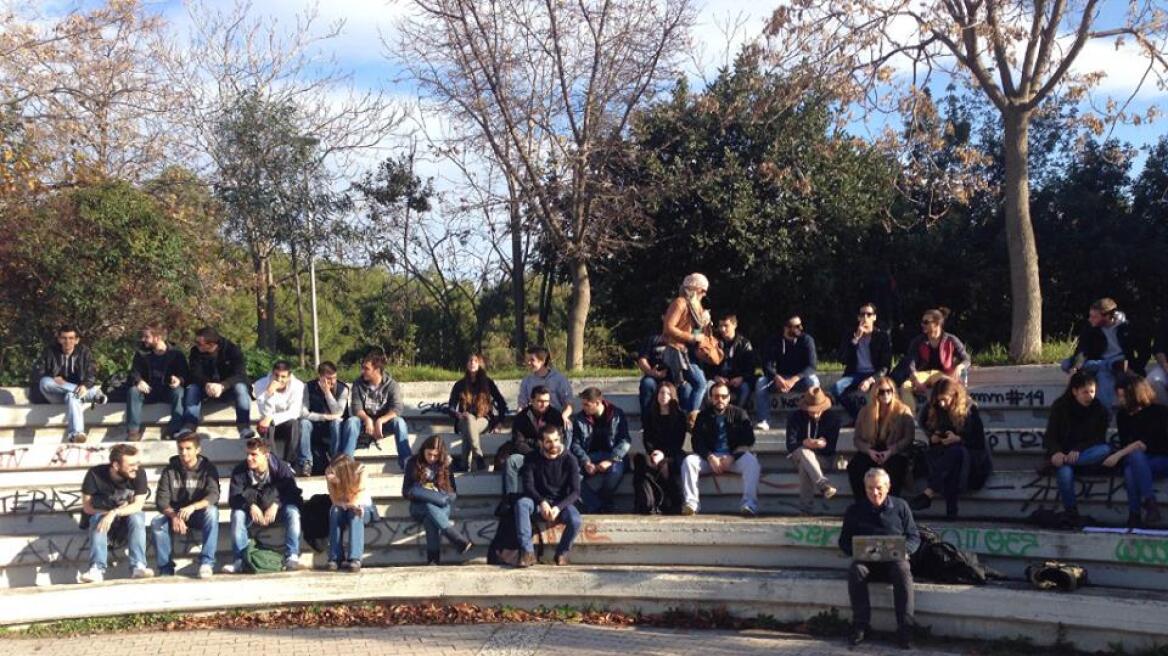 Φοιτητές της ΑΣΟΕΕ παρουσίασαν τις εργασίες τους στο πάρκο λόγω κατάληψης